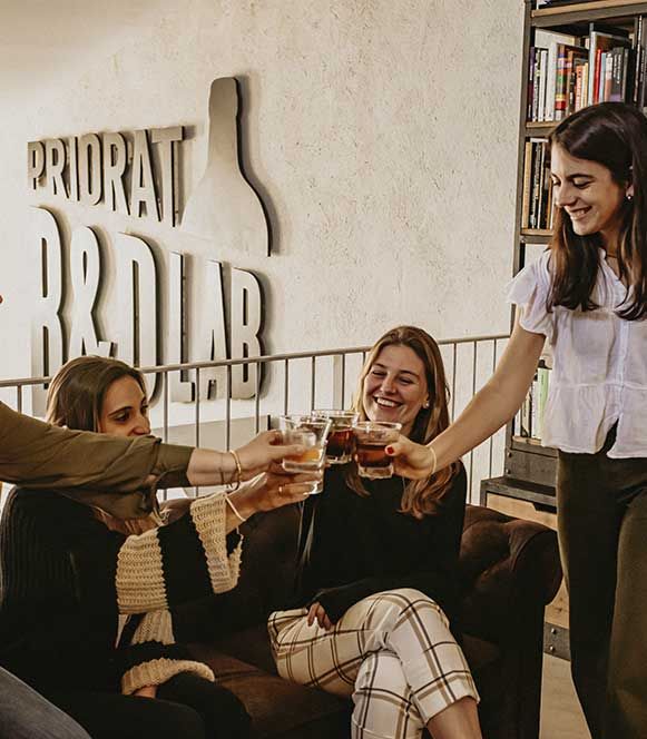 conocenos Priorat lab - alambique