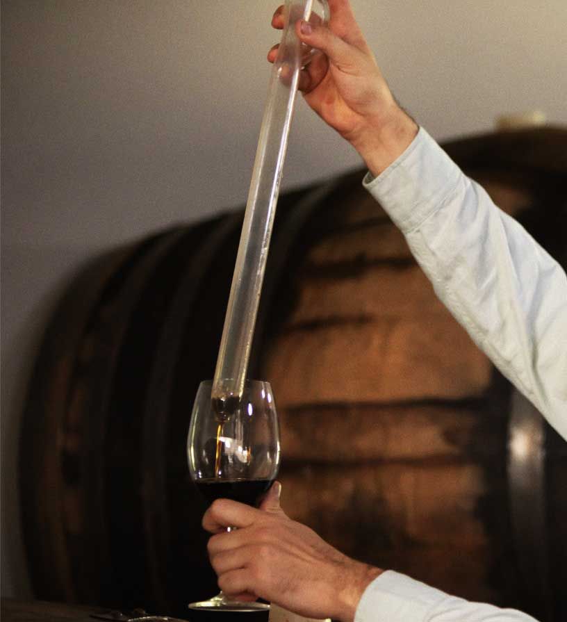 conocenos Priorat lab - muestra de licor